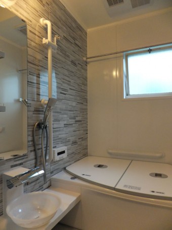 アクセントパネルがモダンなバスルームに アクセントパネルがモダンなバスルームに